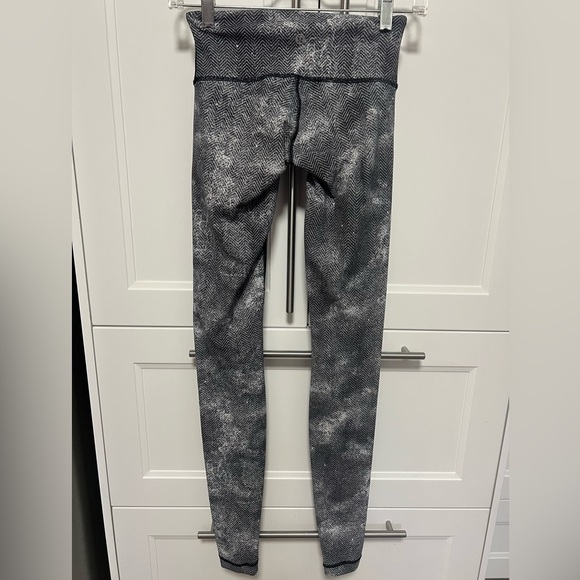 Lululemon leggings size 2 - Picture 2 of 5